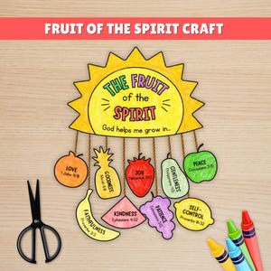 以下が含まれることがあります： 「Fruit of the Spirit Craft」と題された、太陽と「The Fruit of the Spirit」の文字が描かれたカラフルなクラフトプロジェクト。 下には「愛」、「善」、「喜び」などの言葉が書かれたイラストの果物があります。 はさみとクレヨンも表示されています。
