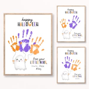 Op de afbeelding: Drie ingelijste Halloween-prints. Elk bevat oranje en paarse handafdrukken, een spookillustratie en de tekst "happy HALLOWEEN" en "from your LITTLE BOOS". Namen staan onder de tekst.