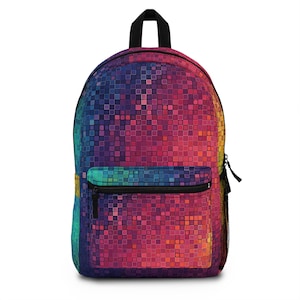Puede incluir: Una mochila colorida con un patrón de mosaico en tonos de azul, morado, rosa y naranja. La mochila tiene un asa superior negra, un bolsillo frontal con cremallera y un bolsillo lateral de malla. El diseño está hecho de pequeños cuadrados.
