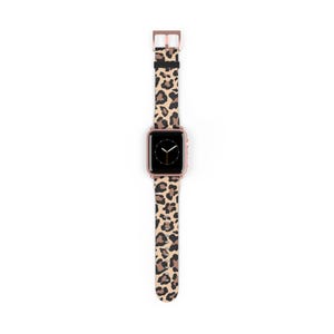 Puede incluir: Un Apple Watch de oro rosa con una banda de estampado de leopardo.
