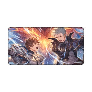 Puede incluir: Alfombrilla de ratón rectangular con una ilustración dinámica de dos personajes de estilo anime en una escena de batalla. Un personaje lleva una armadura plateada, el otro un atuendo oscuro. El fondo es un diseño ardiente, naranja y rojo.