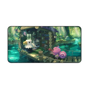 Peut inclure: Tapis de souris rectangulaire avec une illustration fantaisiste d'une scène de forêt. Une petite maison en bois est située sur un quai, avec des personnages animaux lisant des livres et interagissant. L'arrière-plan montre une rivière sereine et une verdure luxuriante.