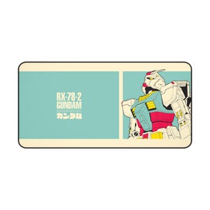 Könnte beinhalten: Rechteckiges Mauspad mit einer stilisierten Illustration des RX-78-2 Gundam. Das Design umfasst einen türkisfarbenen Hintergrund mit dem Text "RX-78-2 GUNDAM" und japanischen Schriftzeichen. Der Gundam-Roboter ist in Rot, Weiß, Gelb und Blau dargestellt.