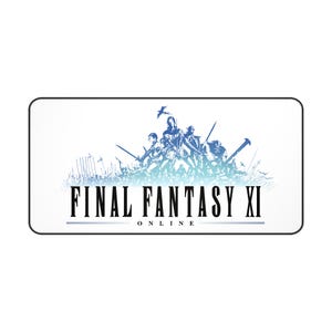 以下が含まれることがあります： Final Fantasy XIのロゴと青い戦士のイラストが描かれた、長方形の白いマウスパッド。テキスト「FINAL FANTASY XI ONLINE」は黒で表示されます。マウスパッドには黒い縁があります。