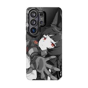 Może przedstawiać: Czarno-białe etui na telefon z ilustracją w stylu anime postaci z czerwonymi oczami i czarnymi włosami. Postać wyciąga rękę w rękawicy. Etui ma błyszczące wykończenie i moduł aparatu.