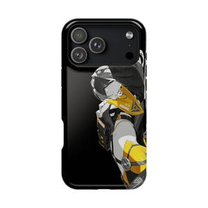 Puede incluir: Funda de teléfono negra con una ilustración de un personaje futurista con detalles en amarillo y blanco. El diseño está sobre un fondo negro, con la cámara del teléfono visible.