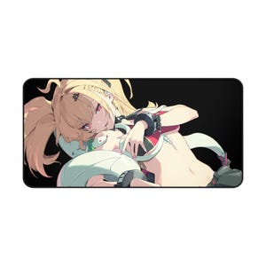 Pode incluir: Um mousepad retangular com uma ilustração em estilo anime de um personagem loiro com olhos vermelhos. O personagem está em uma pose dinâmica, com um fundo preto. O mousepad tem uma borda preta.