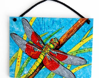 Azulejo de cerámica de libélula de alas carmesí
