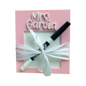 Portanotas acrílico personalizado / Regalo personalizado para profesores / Compatible con notas adhesivas de 3x3 / Rosa mate, morado o hueso / Nombre en acrílico blanco