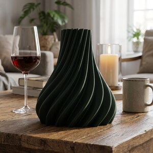 Futuristisch Futura Vase Nebula Green im Ambiente Stimmungsvolles Esszimmer · Elegante hochform mit futuristischer linienführung, Bambu PLA Galaxy · 3D Druck handgefertigt München MyDesignStyle MDS.