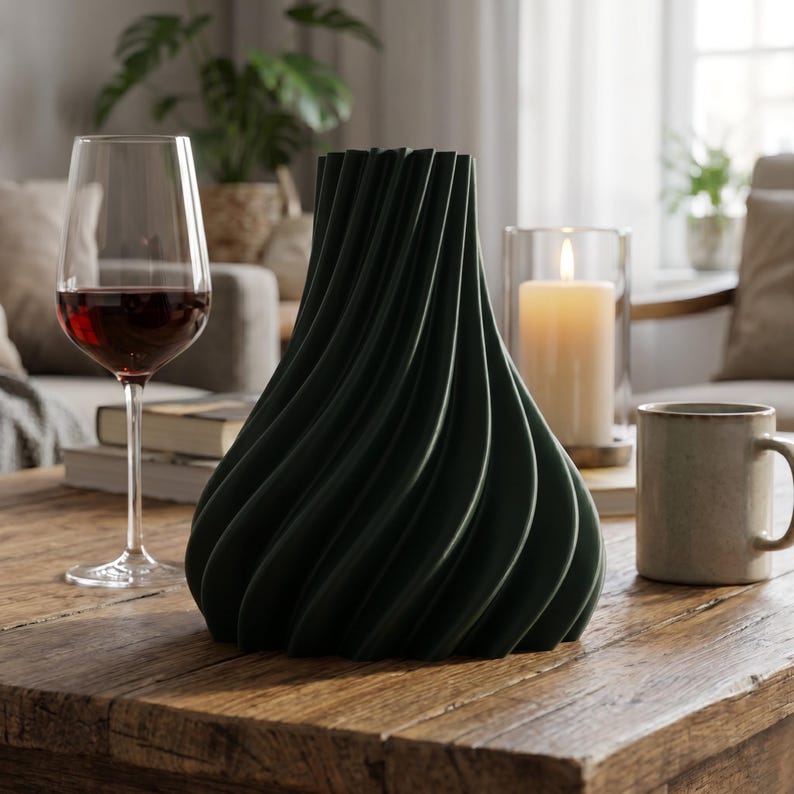 Futuristisch Futura Vase Nebula Green im Ambiente Stimmungsvolles Esszimmer · Elegante hochform mit futuristischer linienführung, Bambu PLA Galaxy · 3D Druck handgefertigt München MyDesignStyle MDS.
