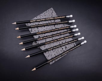 Lápiz de madera personalizado con nombre o frase, color negro, con grabado láser individual.