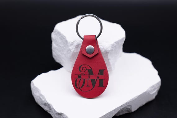 Schlüsselanhänger Rot Kunstleder mit Gravur – Monogramm Anhänger – Geschenk Männer Frauen