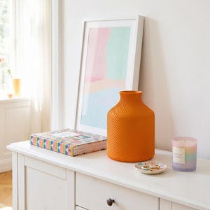 Deko-Vase Bonbon Sucari Mandarin-Orange — Wohnzimmer-Akzent · Kompakte Candy-Form in lebhafter Pastell-Matte, Bambu PLA Matte · Made in Germany · MyDesignStyle.