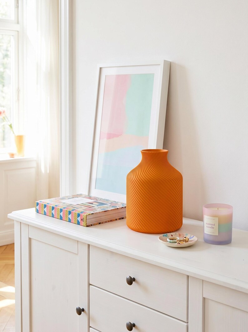 Deko-Vase Bonbon Sucari Mandarin-Orange — Wohnzimmer-Akzent · Kompakte Candy-Form in lebhafter Pastell-Matte, Bambu PLA Matte · Made in Germany · MyDesignStyle.