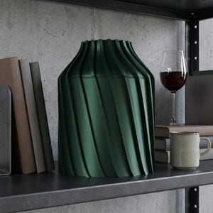 Industriell Urbanica Vase Oxidgrün im Ambiente Bücherregal · Breiter Zylinder mit kräftigen Diagonalfluten, Bambu PLA Metal · 3D Druck handgefertigt München MyDesignStyle MDS.