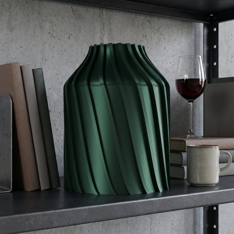Industriell Urbanica Vase Oxidgrün im Ambiente Bücherregal · Breiter Zylinder mit kräftigen Diagonalfluten, Bambu PLA Metal · 3D Druck handgefertigt München MyDesignStyle MDS.