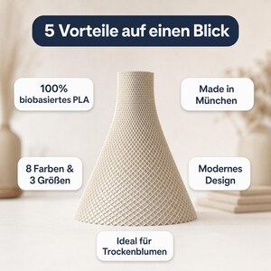 Peut inclure: Un vase beige en forme de c&ocirc;ne avec un motif textur&eacute; en forme de treillis. L'image comprend du texte indiquant qu'il est fabriqu&eacute; &agrave; Munich, en PLA 100% biosourc&eacute;, disponible en 8 couleurs et 3 tailles, et id&eacute;al pour les fleurs s&eacute;ch&eacute;es. Le texte "5 Vorteile auf einen Blick" est &eacute;galement pr&eacute;sent.
