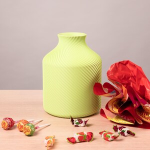 Deko-Vase Bonbon Sucari in Zitronen-Gelb · Kompakte Candy-Form in lebhafter Pastell-Matte, Bambu PLA Matte · Handgefertigt München · Made in Germany · MyDesignStyle.