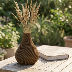 Deko-Vase Organisch Botania Lehmbraun — Garten Terrasse · Geschwungene Organisch-Form mit Holzmaserung, Bambu PLA Wood · Made in Germany · MyDesignStyle.