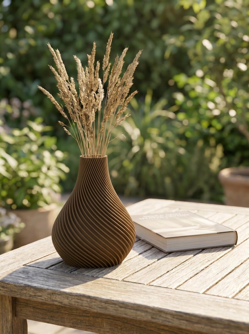 Deko-Vase Organisch Botania Lehmbraun — Garten Terrasse · Geschwungene Organisch-Form mit Holzmaserung, Bambu PLA Wood · Made in Germany · MyDesignStyle.