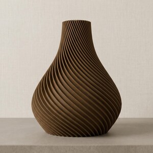 Deko-Vase Organisch Botania in Lehmbraun · Geschwungene Organisch-Form mit Holzmaserung, Bambu PLA Wood · Handgefertigt München · Made in Germany · MyDesignStyle.