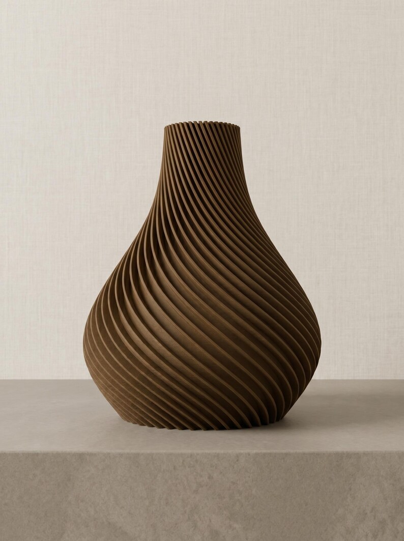 Deko-Vase Organisch Botania in Lehmbraun · Geschwungene Organisch-Form mit Holzmaserung, Bambu PLA Wood · Handgefertigt München · Made in Germany · MyDesignStyle.