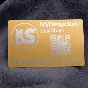 Materialdetail von Visitenkarte Metall Aluminium Gold Hell personalisiert aus Metall. Diese Aufnahme passt zum Suchwort Visitenkarte business aus dem MyDesignStyle Sortiment. Praktisch und stilvoll als Visitenkarte aluminium im Alltag. Weitere Motive zum Thema Visitenkarte mit logo bei MyDesignStyle entdecken.