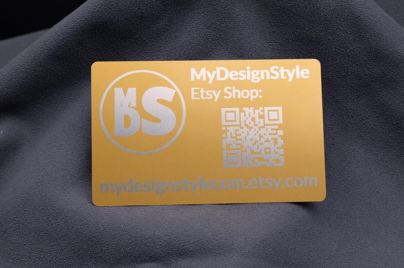 Materialdetail von Visitenkarte Metall Aluminium Gold Hell personalisiert aus Metall. Diese Aufnahme passt zum Suchwort Visitenkarte business aus dem MyDesignStyle Sortiment. Praktisch und stilvoll als Visitenkarte aluminium im Alltag. Weitere Motive zum Thema Visitenkarte mit logo bei MyDesignStyle entdecken.