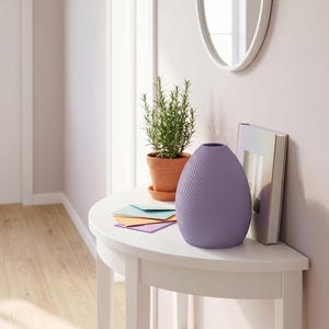 Deko-Vase Bonbon Bonessa Flieder-Lila — Verspielter Eingangsbereich · Bauchige Candy-Form in weicher Pastell-Matte, Bambu PLA Matte · Made in Germany · MyDesignStyle.