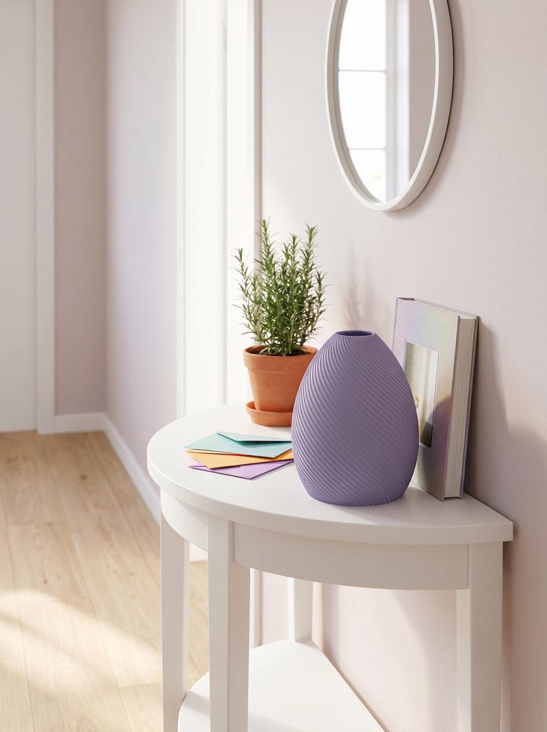 Deko-Vase Bonbon Bonessa Flieder-Lila — Verspielter Eingangsbereich · Bauchige Candy-Form in weicher Pastell-Matte, Bambu PLA Matte · Made in Germany · MyDesignStyle.