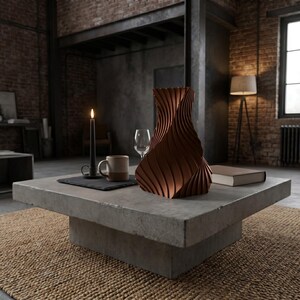 Industriell Structura Vase Kobaltblau im Ambiente Loft Wohnzimmer · Trapezkonisch mit feinen Diagonalrippen, Bambu PLA Metal · 3D Druck handgefertigt München MyDesignStyle MDS.