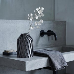Industriell Urbanica Vase Eisengrau im Ambiente Badezimmer · Breiter Zylinder mit kräftigen Diagonalfluten, Bambu PLA Metal · 3D Druck handgefertigt München MyDesignStyle MDS.
