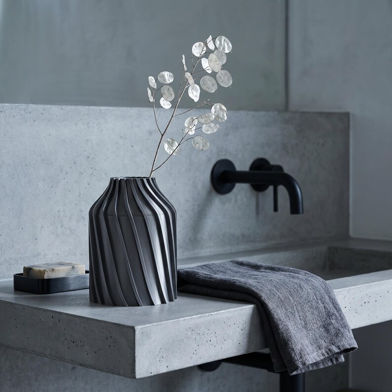 Industriell Urbanica Vase Eisengrau im Ambiente Badezimmer · Breiter Zylinder mit kräftigen Diagonalfluten, Bambu PLA Metal · 3D Druck handgefertigt München MyDesignStyle MDS.