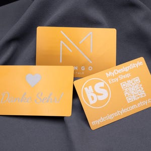 Könnte beinhalten: Drei goldfarbene Visitenkarten mit weißem Text und Designs. Eine Karte hat ein Herz und die Worte "Danke Sehr!". Die anderen Karten haben ein Logo und den Text "MyDesignStyle Etsy Shop: mydesignstylecom.etsy.com".