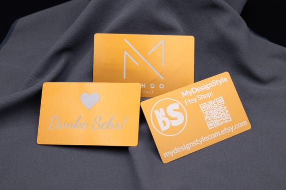 Visitenkarte Metall Aluminium Gold Dunkel personalisiert Lasergravur mit Name Logo Grafik QR Code