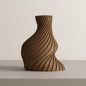 Deko-Vase Organisch Arbor in Lehmbraun · Schlanke Organisch-Form mit Holzstruktur, Bambu PLA Wood · Handgefertigt München · Made in Germany · MyDesignStyle.