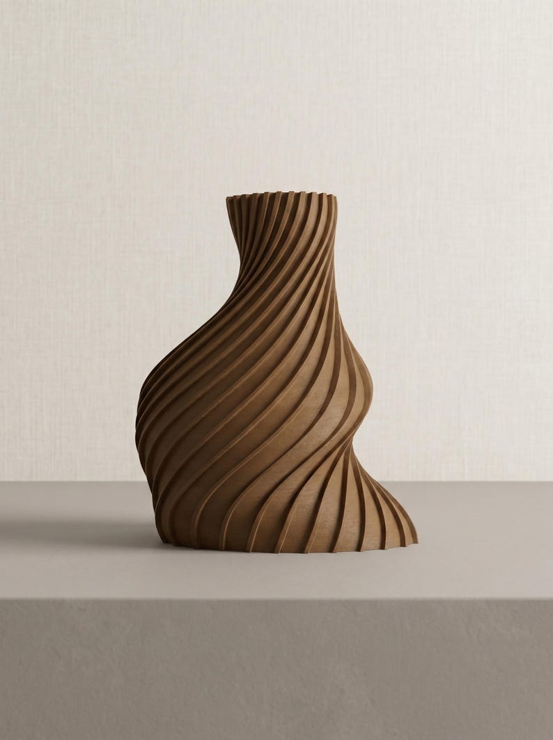Deko-Vase Organisch Arbor in Lehmbraun · Schlanke Organisch-Form mit Holzstruktur, Bambu PLA Wood · Handgefertigt München · Made in Germany · MyDesignStyle.