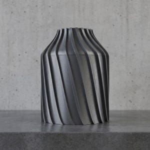 Industriell Urbanica Vase Farbvariante Eisengrau · Breiter Zylinder mit kräftigen Diagonalfluten, Bambu PLA Metal · 3D Druck Bambu PLA Metal handgefertigt München MyDesignStyle MDS.