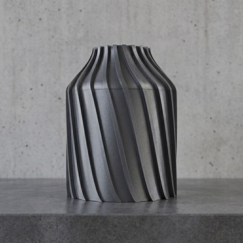 Industriell Urbanica Vase Farbvariante Eisengrau · Breiter Zylinder mit kräftigen Diagonalfluten, Bambu PLA Metal · 3D Druck Bambu PLA Metal handgefertigt München MyDesignStyle MDS.