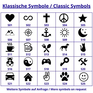 Auswahltafel mit klassischen Symbolen für die Gravur personalisierter Flaschenöffner Schlüsselanhänger aus Aluminium. Gezeigt werden 25 verschiedene Icons mit Nummerierung S01–S25, darunter Herz, Unendlichkeit, Kreuz, Peace-Zeichen, Stern, Berge, Kompass, Anker, Sonne, Mond, Tasse, Bierkrug, Besteck, Hund, Katze, Teddybär, Yin-Yang, Gamepad, Schlüssel, Werkzeuge, Auto, Haus, Victory-Handzeichen, Pfote und Smiley. Kunden können ihr Wunsch-Symbol für die individuelle Gravur wählen.