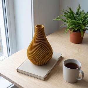Deko-Vase Organisch Botania Ockergelb — Arbeitsplatz Schreibtisch · Geschwungene Organisch-Form mit Holzmaserung, Bambu PLA Wood · Made in Germany · MyDesignStyle.
