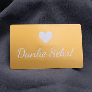 Größenvergleich von Visitenkarte Metall Aluminium Gold Hell personalisiert aus Metall. Diese Aufnahme passt zum Suchwort Visitenkarte business aus dem MyDesignStyle Sortiment. Praktisch und stilvoll als Visitenkarte aluminium im Alltag. Weitere Motive zum Thema Visitenkarte mit logo bei MyDesignStyle entdecken.