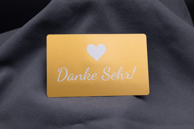Größenvergleich von Visitenkarte Metall Aluminium Gold Hell personalisiert aus Metall. Diese Aufnahme passt zum Suchwort Visitenkarte business aus dem MyDesignStyle Sortiment. Praktisch und stilvoll als Visitenkarte aluminium im Alltag. Weitere Motive zum Thema Visitenkarte mit logo bei MyDesignStyle entdecken.