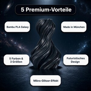 K&ouml;nnte beinhalten: Ein schwarzes, wirbelndes, vasenf&ouml;rmiges Objekt mit einer galaxieartigen Textur. Das Bild enth&auml;lt Text, der lautet: "5 Premium-Vorteile", "Bambu PLA Galaxy", "5 Farben & 3 Gr&ouml;&szlig;en", "Mikro-Glitzer-Effekt", "Made in M&uuml;nchen" und "Futuristisches Design".