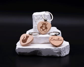 Llavero corazón de madera personalizable con grabado de nombres o símbolos como regalo