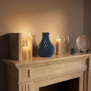 Designvase Luxoria (Luxe) auf einer Konsole im Eingangsbereich – stilvolle Begrüßung mit Trockenblumen. 3D-Druck, Bambu PLA Silk+. Made in München.