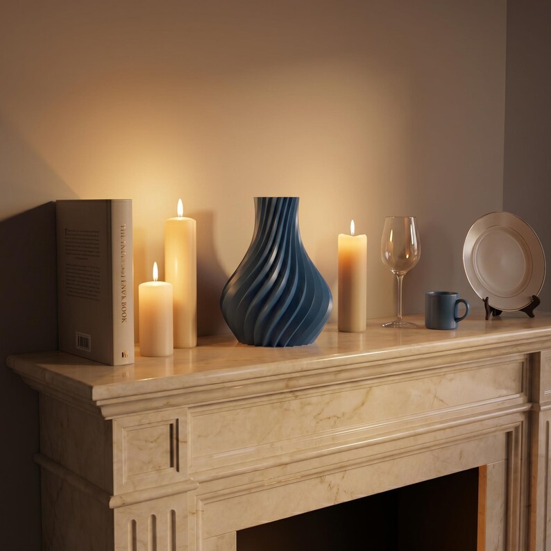 Designvase Luxoria (Luxe) auf einer Konsole im Eingangsbereich – stilvolle Begrüßung mit Trockenblumen. 3D-Druck, Bambu PLA Silk+. Made in München.