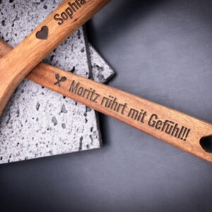 Nahaufnahme von 2er-Set Kochlöffel aus Akazienholz mit Gravur aus Akazienholz. Diese Aufnahme passt zum Suchwort Symbol gravur aus dem MyDesignStyle Sortiment. Praktisch und stilvoll als Kochlöffel gravur im Alltag. Weitere Motive zum Thema Personalisierte geschenkidee bei MyDesignStyle entdecken.