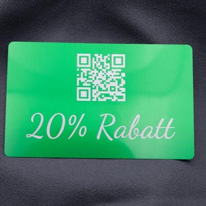 Eine grüne Visitenkarte aus eloxiertem Aluminium mit lasergraviertem QR-Code und Aufschrift „20% Rabatt“. Perfekt geeignet als Gutschein- oder Rabattkarte für Onlineshops oder Unternehmen. Die glänzende Metalloberfläche kombiniert modernes Design mit Beständigkeit und macht die Karte zu einem auffälligen und wiederverwendbaren Werbemittel, das Kunden nachhaltig beeindruckt.